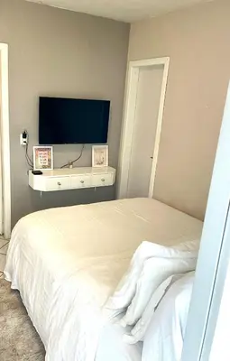 Uma cama ou camas num quarto em Apartamento Meia Praia verão 2026