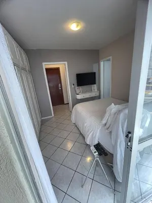 Uma televisão e/ou sistema de entretenimento em Apartamento Meia Praia verão 2026