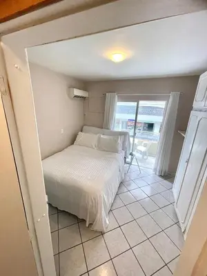 Uma cama ou camas num quarto em Apartamento Meia Praia verão 2026