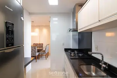 A cozinha ou kitchenette de Apto 2 suítes e Churrasq. a 550m da Praia EBF0702