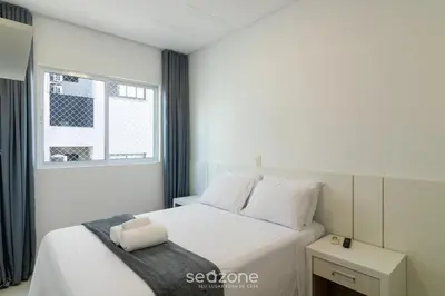 Uma cama ou camas num quarto em Apto 2 suítes e Churrasq. a 550m da Praia EBF0702