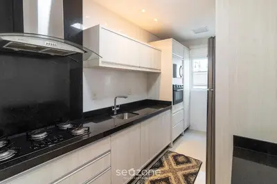 A cozinha ou kitchenette de Apto 2 suítes e Churrasq. a 550m da Praia EBF0702