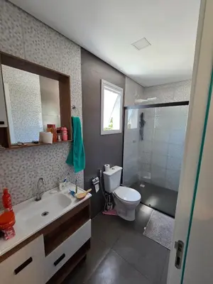 Uma casa de banho em Duplex