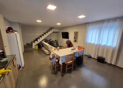 Uma televisão e/ou sistema de entretenimento em Duplex