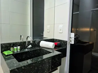 Uma casa de banho em Loft Completo & Planejado| Expocentro |CURTA236