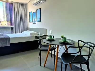 Uma cama ou camas num quarto em Loft Completo & Planejado| Expocentro |CURTA236