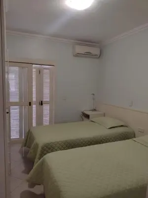 Uma cama ou camas num quarto em Residencial Everest em Bombinhas SC