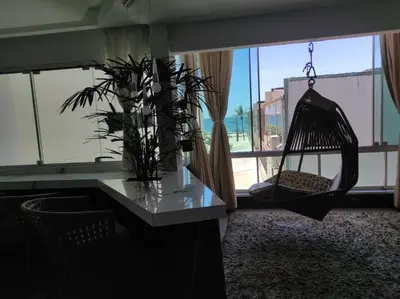 Uma área de estar em Apartamento beira mar 4 quartos garagem e churrasqueira Grátis av atlântica