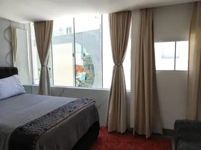Uma cama ou camas num quarto em Apartamento beira mar 4 quartos garagem e churrasqueira Grátis av atlântica