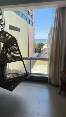 Uma varanda ou terraço em Apartamento beira mar 4 quartos garagem e churrasqueira Grátis av atlântica