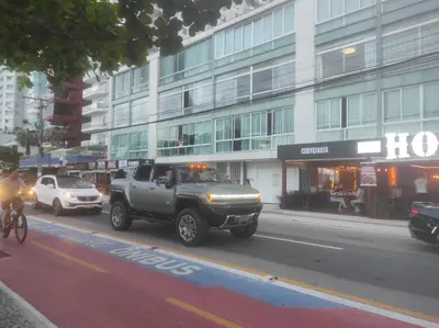 A planta de Apartamento beira mar 4 quartos garagem e churrasqueira Grátis av atlântica
