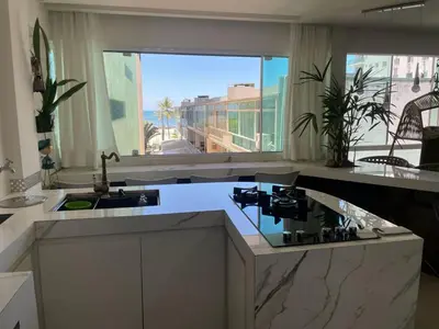 A cozinha ou kitchenette de Apartamento beira mar 4 quartos garagem e churrasqueira Grátis av atlântica