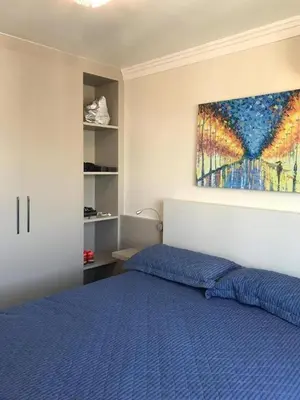 Uma cama ou camas num quarto em Apartamento 2 quartos todo decorado Itapema bairro Meia Praia