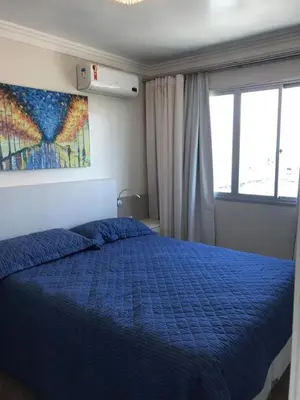 Uma cama ou camas num quarto em Apartamento 2 quartos todo decorado Itapema bairro Meia Praia