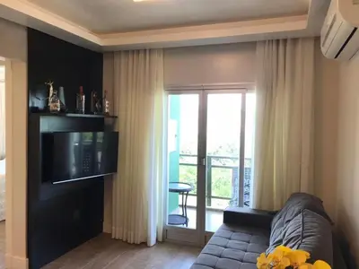 Uma televisão e/ou sistema de entretenimento em Apartamento 2 quartos todo decorado Itapema bairro Meia Praia