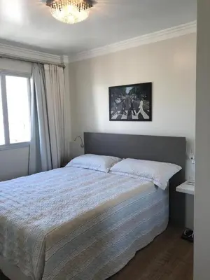 Uma cama ou camas num quarto em Apartamento 2 quartos todo decorado Itapema bairro Meia Praia