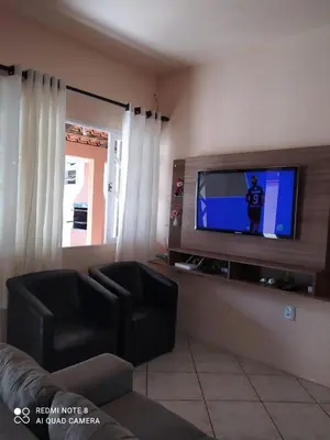 Uma televisão e/ou sistema de entretenimento em Casa em Bombinhas zimbros