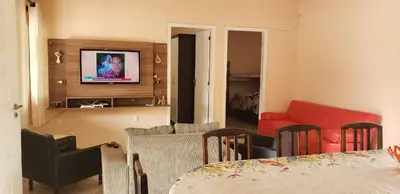 Uma televisão e/ou sistema de entretenimento em Casa em Bombinhas zimbros