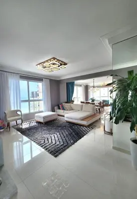 Uma área de estar em 4 suítes com vista mar na Meia Praia