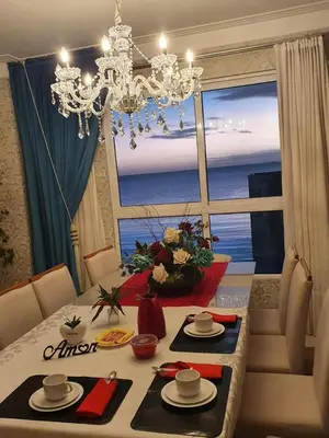 Uma área de estar em 4 suítes com vista mar na Meia Praia
