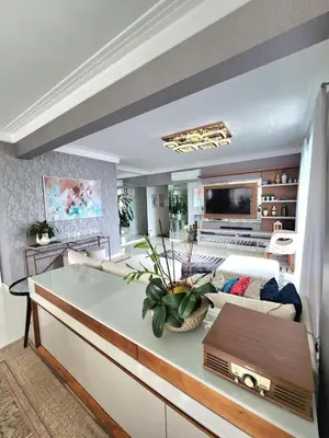 Uma televisão e/ou sistema de entretenimento em 4 suítes com vista mar na Meia Praia