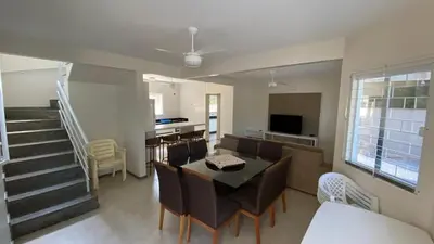 Uma televisão e/ou sistema de entretenimento em Casa em Mariscal 300m da praia Bombinhas