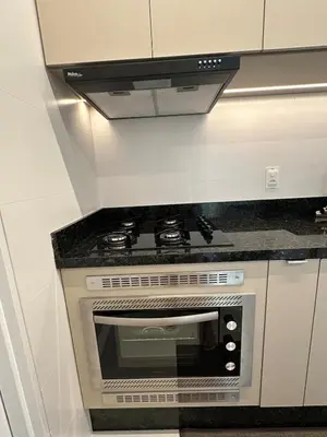A cozinha ou kitchenette de Edificio AUSTIN 179, 1 quarto 1 suite, garagem, wifi, Ar, churrasqueira, 600m da praia, 17 andar