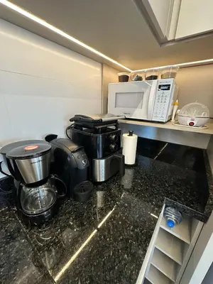 A cozinha ou kitchenette de Edificio AUSTIN 179, 1 quarto 1 suite, garagem, wifi, Ar, churrasqueira, 600m da praia, 17 andar