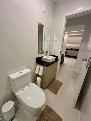 Uma casa de banho em Edificio AUSTIN 179, 1 quarto 1 suite, garagem, wifi, Ar, churrasqueira, 600m da praia, 17 andar