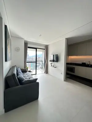 Uma televisão e/ou sistema de entretenimento em Edificio AUSTIN 179, 1 quarto 1 suite, garagem, wifi, Ar, churrasqueira, 600m da praia, 17 andar