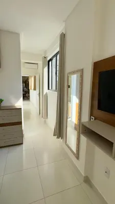 Uma televisão e/ou sistema de entretenimento em Apartamento em Meia Praia - Recanto da Maré