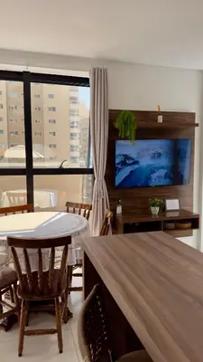Uma televisão e/ou sistema de entretenimento em Apartamento em Meia Praia - Recanto da Maré