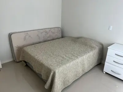 Uma cama ou camas num quarto em Apartamento 500 metros da praia de Palmas