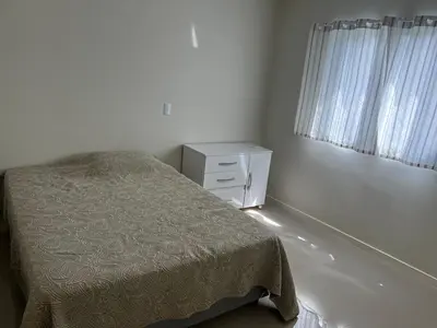 Uma cama ou camas num quarto em Apartamento 500 metros da praia de Palmas