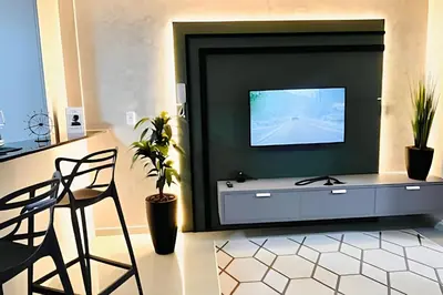 Uma televisão e/ou sistema de entretenimento em Loft Unipraias Netflix |Expocentro BC |CURTA237