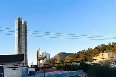 Uma vista geral da montanha ou uma vista da montanha a partir do apartamento