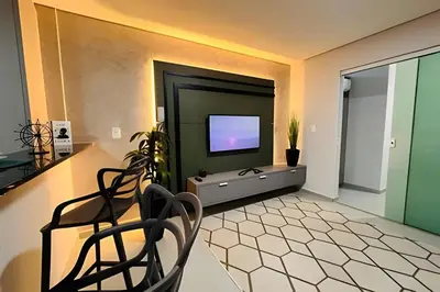 Uma televisão e/ou sistema de entretenimento em Loft Unipraias Netflix |Expocentro BC |CURTA237