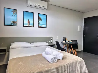 Uma cama ou camas num quarto em Loft Completo & Funcional na Barra BC |CURTA209