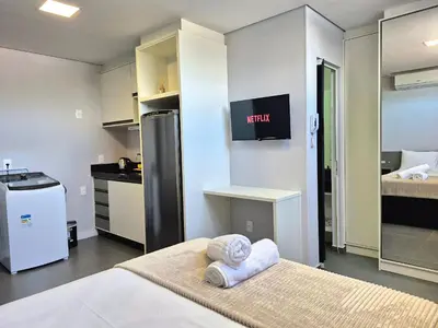 Uma cama ou camas num quarto em Loft Completo & Funcional na Barra BC |CURTA209