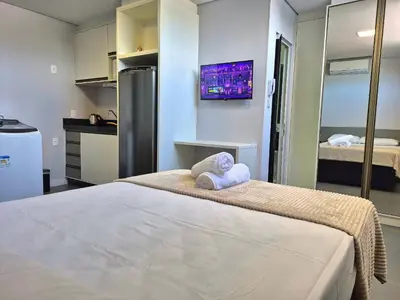 Uma cama ou camas num quarto em Loft Completo & Funcional na Barra BC |CURTA209