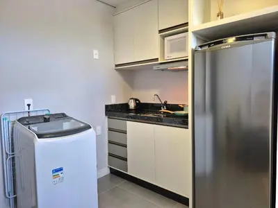 A cozinha ou kitchenette de Loft Completo & Funcional na Barra BC |CURTA209
