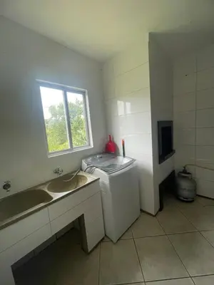 Uma televisão e/ou sistema de entretenimento em Casa em itapema fácil acesso e bem localizada