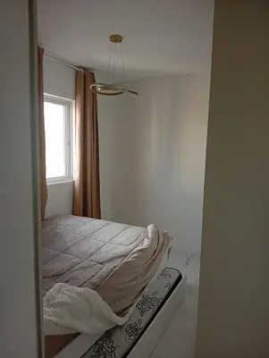 Uma cama ou camas num quarto em High standard apartment with walking access to Meia Praia