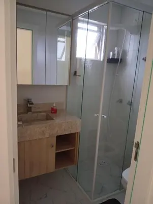 Uma casa de banho em High standard apartment with walking access to Meia Praia