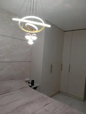 Uma cama ou camas num quarto em High standard apartment with walking access to Meia Praia
