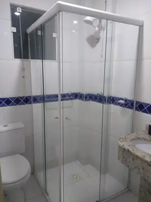 Uma casa de banho em Apto térreo com um dormitório
