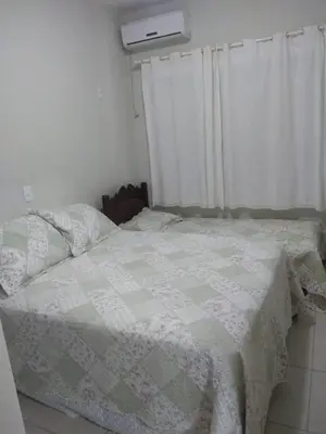 Uma cama ou camas num quarto em Apto térreo com um dormitório