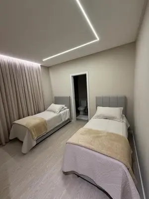 Uma cama ou camas num quarto em Apartamento em Meia Praia, 3 Suites, Completo