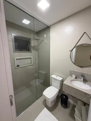 Uma casa de banho em Apartamento em Meia Praia, 3 Suites, Completo