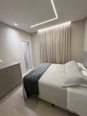 Uma cama ou camas num quarto em Apartamento em Meia Praia, 3 Suites, Completo